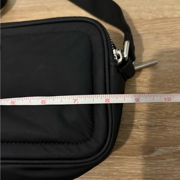 Lululemon Crossbody Camera Bag 2L in Black / Silver - Picture 13 of 15
